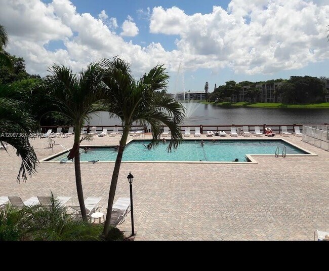 Building Photo - 1518 Whitehall Dr