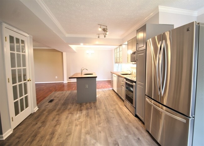 Building Photo - Renovated Single Family Home in the Heart ...