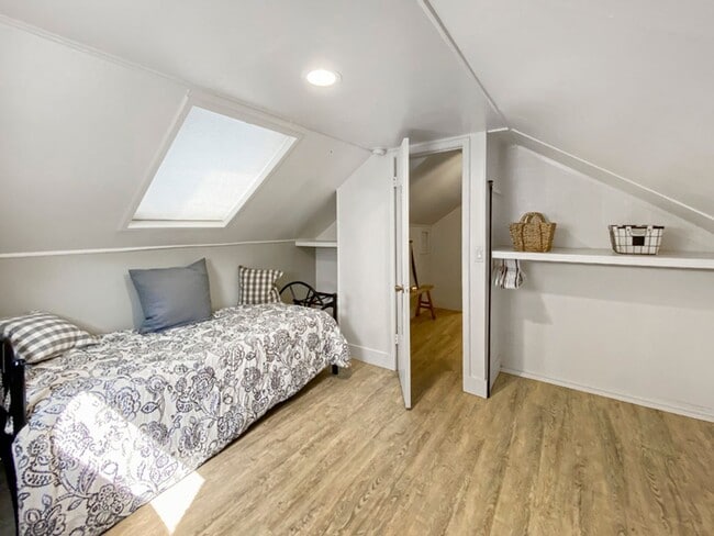 Building Photo - Garfield House: Fully Furnished House, Large private lot across from Golf Course $300 Utility Fee