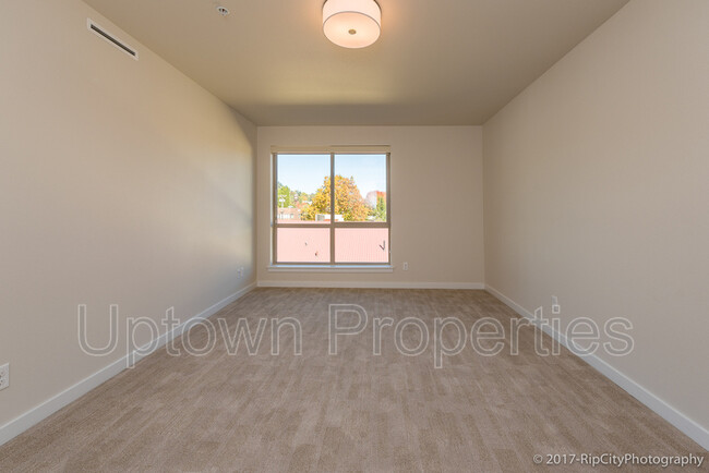 Building Photo - 5885 S Macadam Ave
