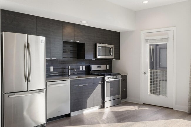 Building Photo - 1800 E 4th St