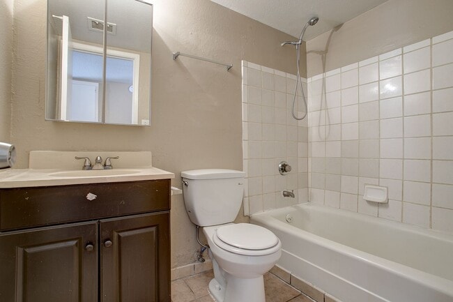 Building Photo - Wonderful Townhome centrally located.  Kit...