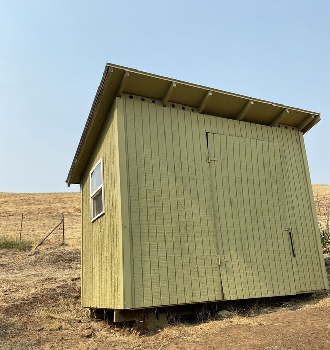Building Photo - Spacious Well Maintained 3 Bedroom - 1 Bat...