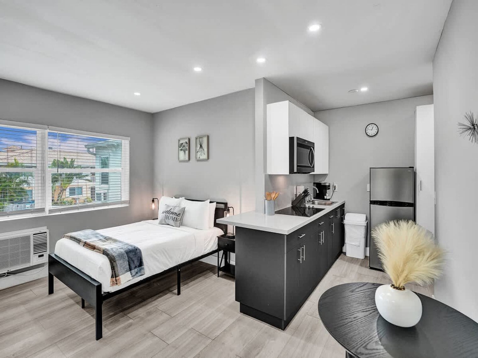 Building Photo - 906 N Riverside Dr