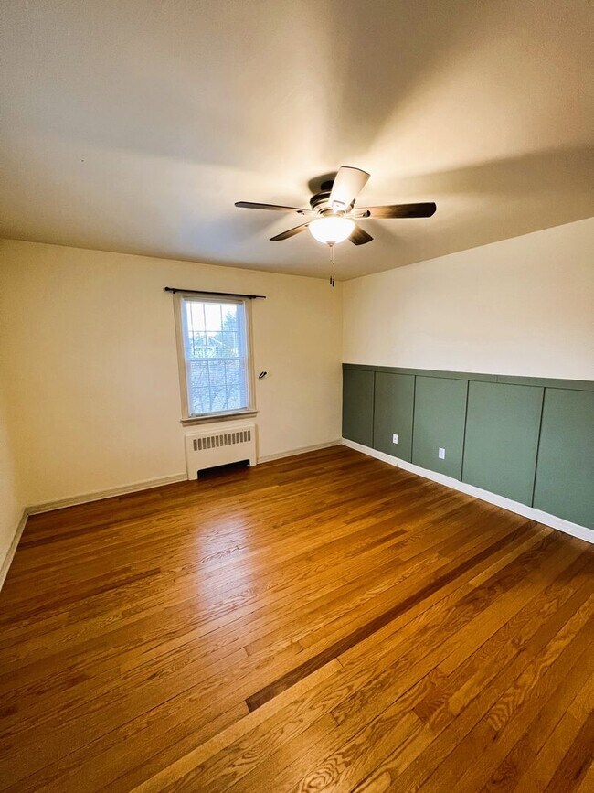 Building Photo - Charming Single-Family Home Great Neighborhood