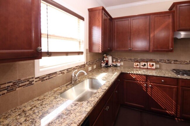 Building Photo - 3415 Pointe Vecchio Cir