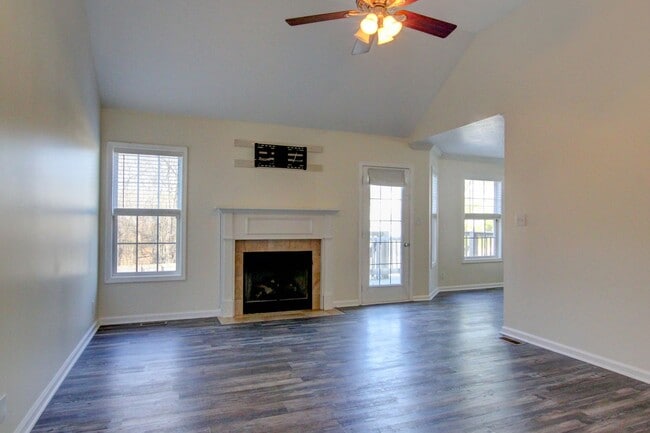 Building Photo - 3 bed 2 bath Fenced yard.  Heart of St. B.  Hurry.