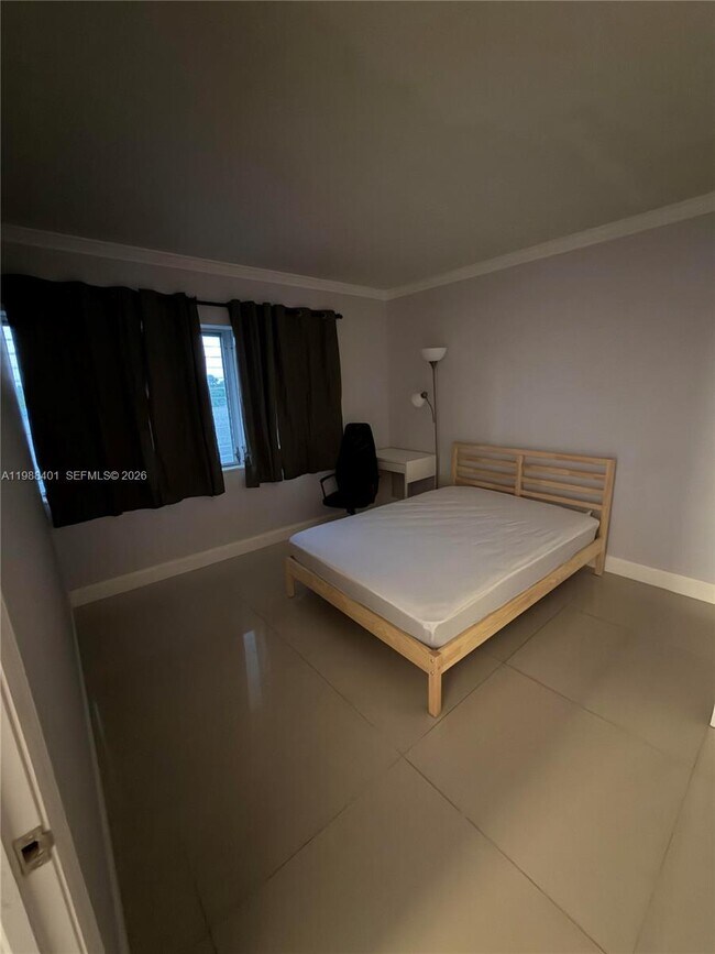 Building Photo - 1450 NE 170th St