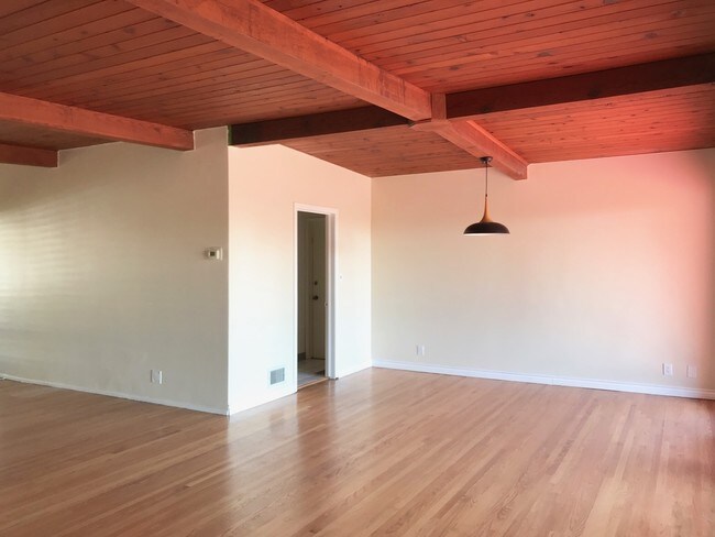 Open concept living room/dining room - 926 Crestview Dr