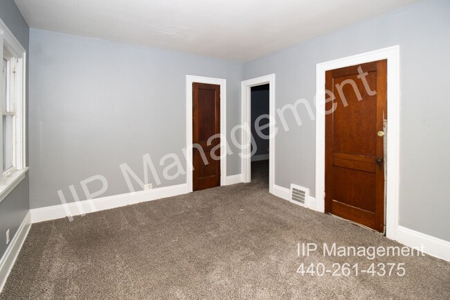 Building Photo - Charming Down Unit in Garfield Heights – A...