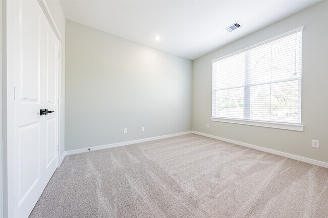 Building Photo - 8402 Berry Green Ln