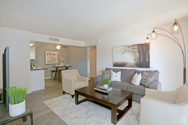 2BR, 2BA - 1,100 SF - Avenue 8