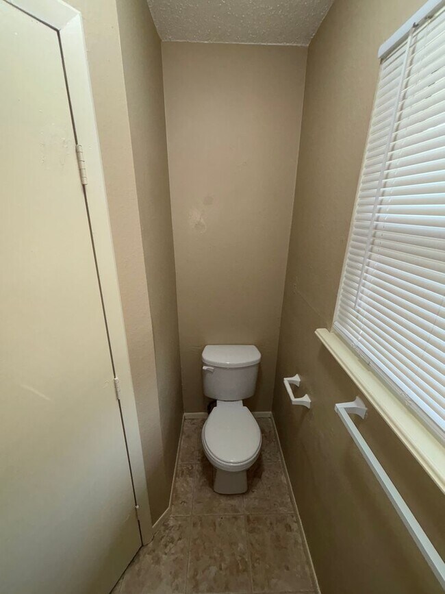 Building Photo - 409 NE Westwind Dr