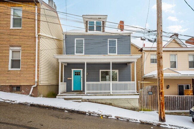 Building Photo - AVAILABLE MAY 1ST!! STUNNING 3 BEDROOM, MUST SEE!