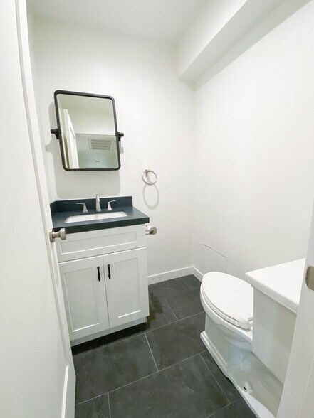 Building Photo - 848 Kings Rd