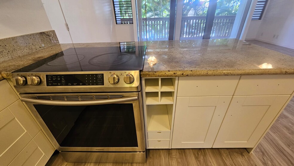 Upgraded Stove/Oven, Wine Rack - 84-754 Ala Mahiku St