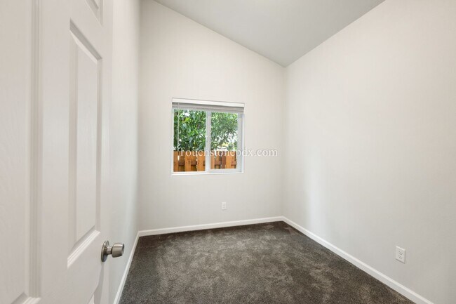 Building Photo - 826 SE 155th Ave
