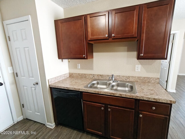 Building Photo - 8444 Hewitt St