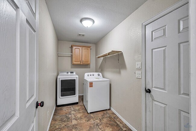 Building Photo - 6915 Robbie Rd