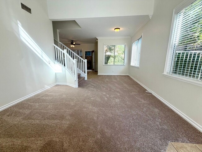 Building Photo - 3 be 2 bath Beautifully Updated Home in Gated Community