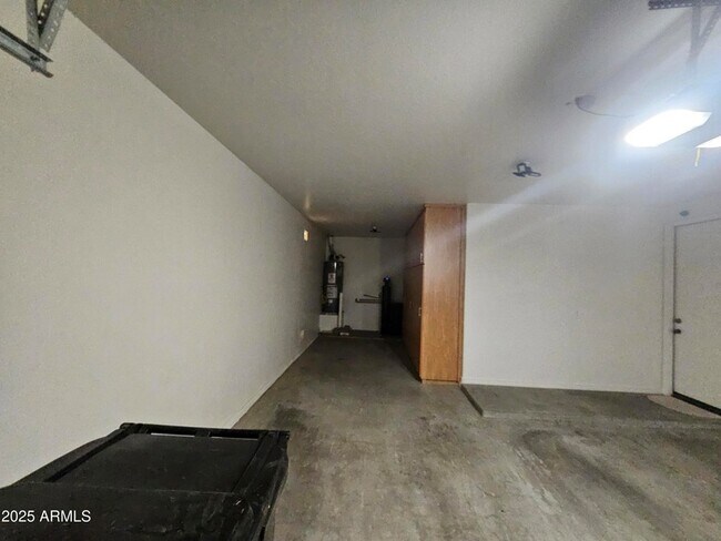 Building Photo - 3216 S Cottonwood Dr