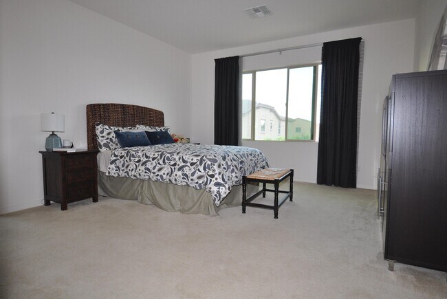 Building Photo - Stunning 5bed/3bath 2771 sq/ft Gilbert Home!