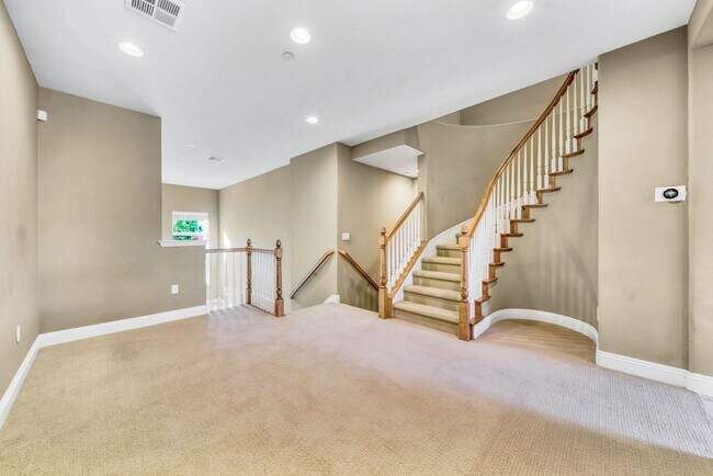 Building Photo - 3-Bedroom Townhome for Rent in Fremont!