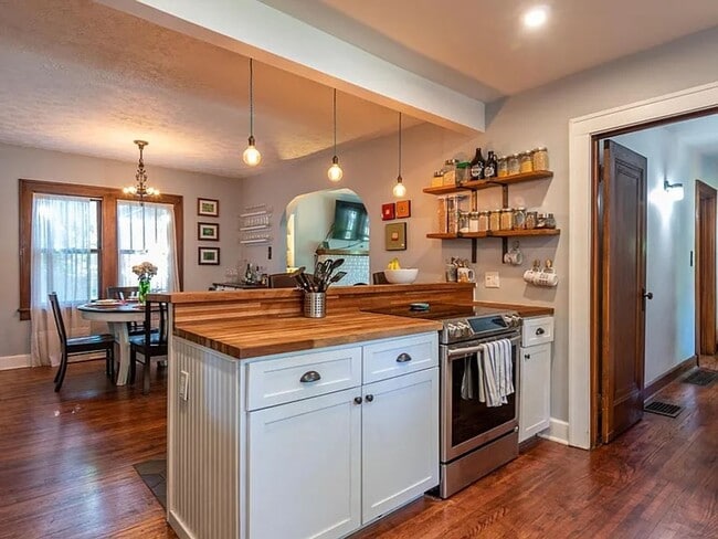 Building Photo - Fully Furnished 4/5Br 2.5Bath South Campus...