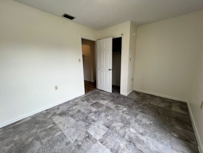 Building Photo - 4608-4610 Sandy Lane