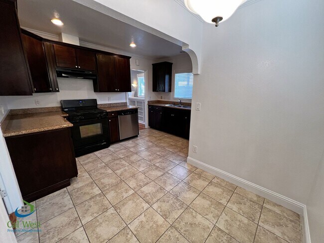 Building Photo - $4000 Beautiful Cottage Style 2 Bed 1 Bath...