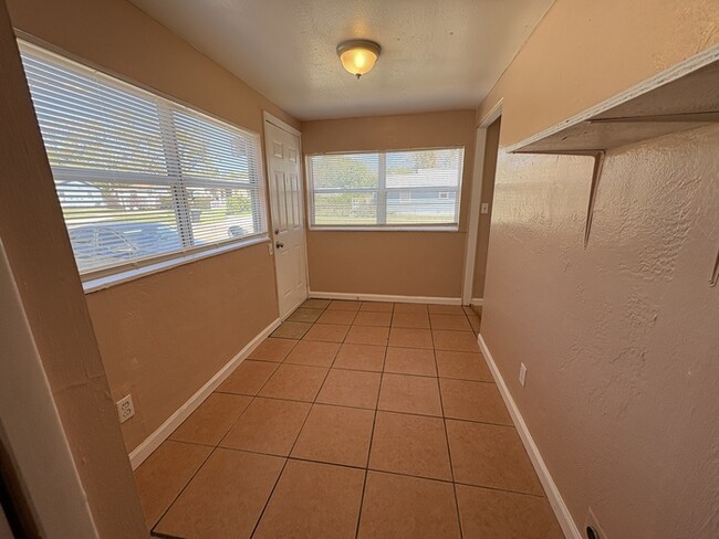 Building Photo - Charming 2-Bedroom Home in St. Petersburg'...