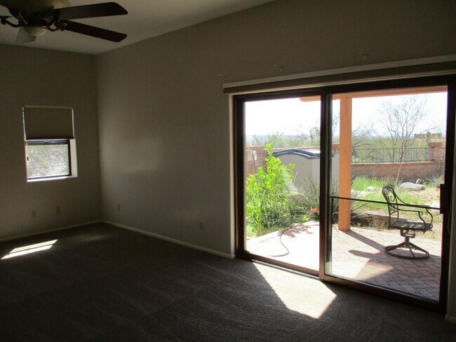 Building Photo - 4 bedroom 2.5 Bath