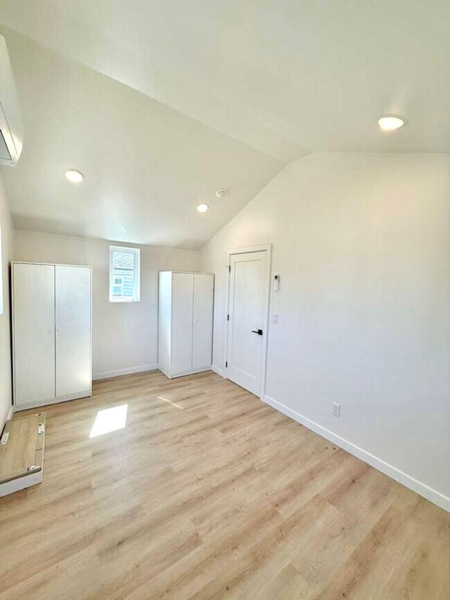 Building Photo - Arbor Heights 2-Bedroom Home in a Prime Location