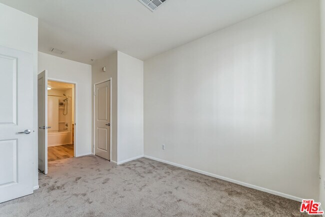 Building Photo - 6400 Crescent Prk E