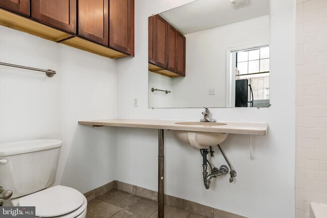 Building Photo - 1637-39 Poplar St