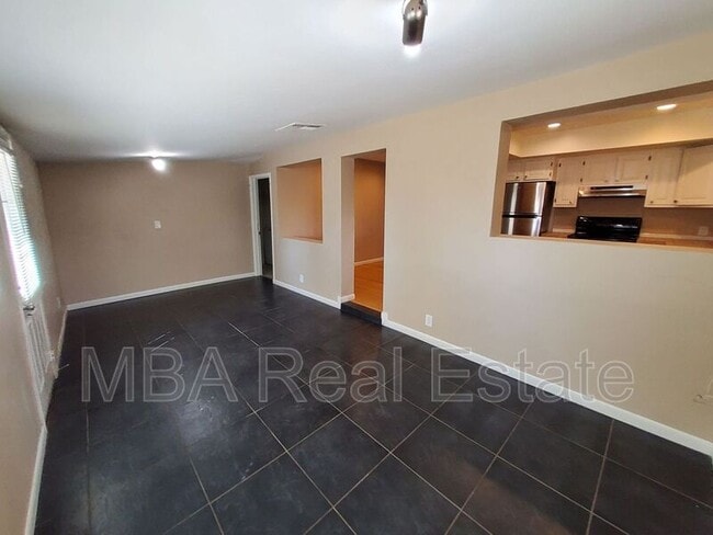 Building Photo - 2225 E Glenrosa Ave