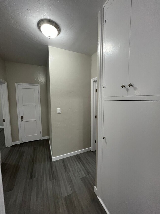 Building Photo - SPACIOUS 1 BEDROOM 1 BATH UPSTAIRS LOCATED NORTH OF DOWNTOWN LONG BEACH