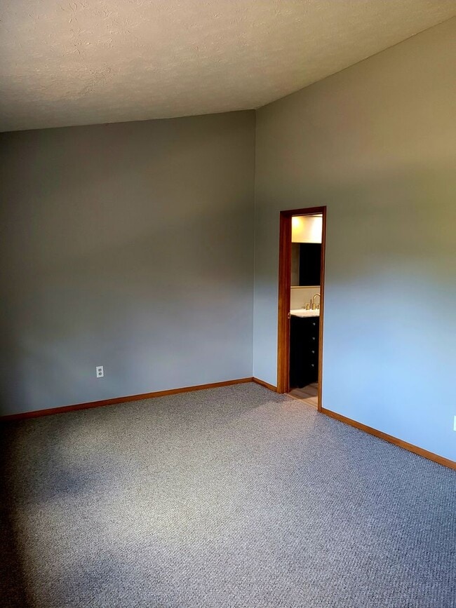 Building Photo - 4 bedroom Townhouse on Bloomington's South Side; Located in The Woodlands!