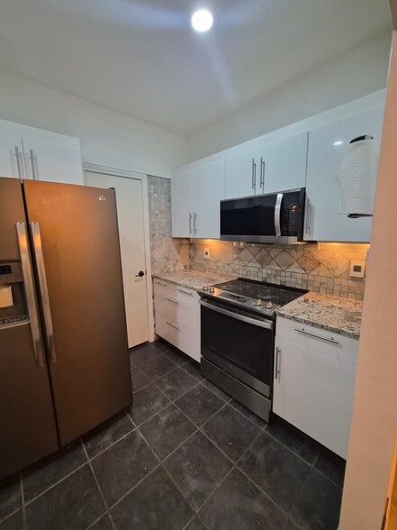 Kitchen - 4040 Avondale Ave