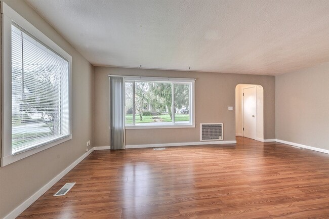 Building Photo - 2 bed 1 bath home in the heart of downtown Forest Grove