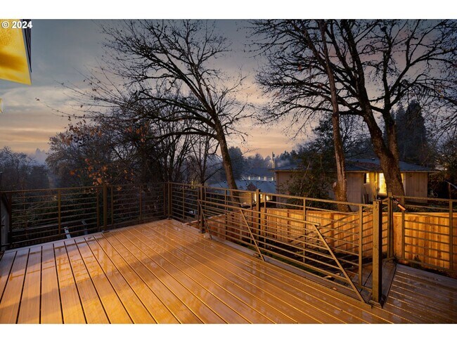 Building Photo - 617 SW Lobelia St