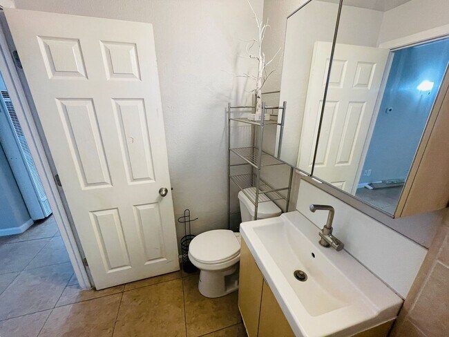 Building Photo - Pet friendly 1 bedroom unit with washer/dr...