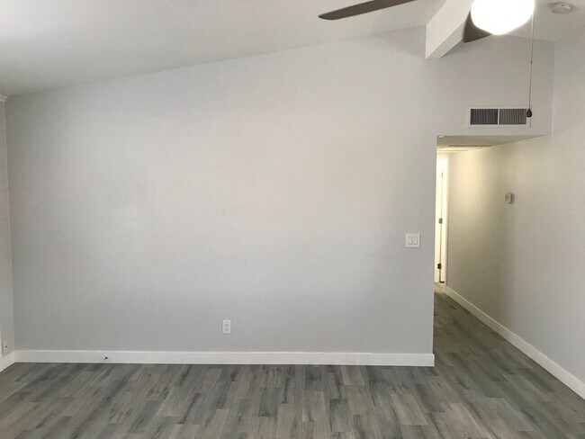 Building Photo - 3 bedroom updated Townhome