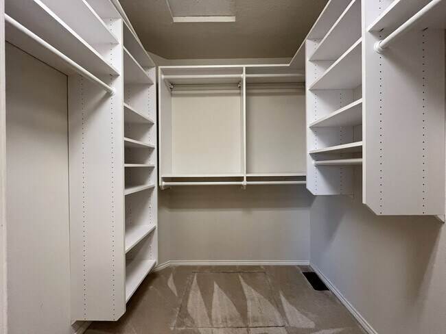 Building Photo - Elegant Home Offering Open Living Spaces, Spacious Primary Suite, and Nature-Inspired Yard