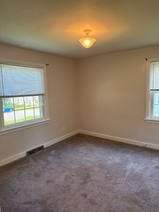 Building Photo - Adorable Home in quiet neighborhood!