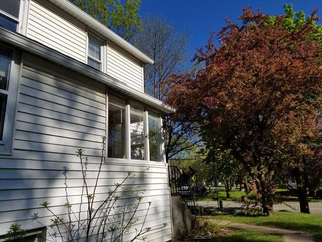 Building Photo - 622 W 18th St