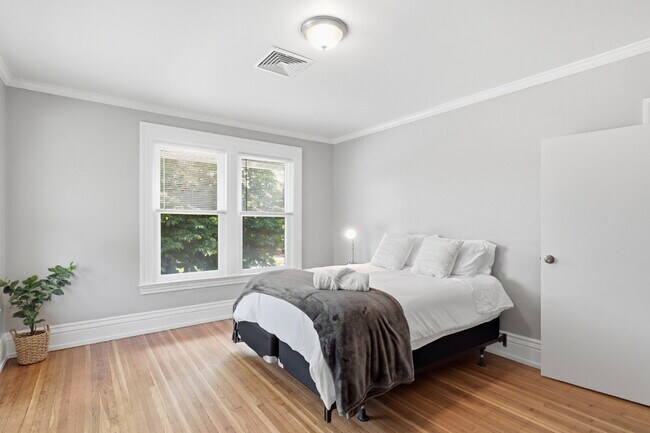 Building Photo - Furnished 10-Bedroom Single-Family Home in Buffalo