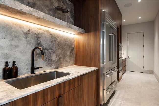 Building Photo - 725 Rocky Point Dr