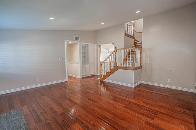 Building Photo - Valencia 4 Bedroom Home for Rent.