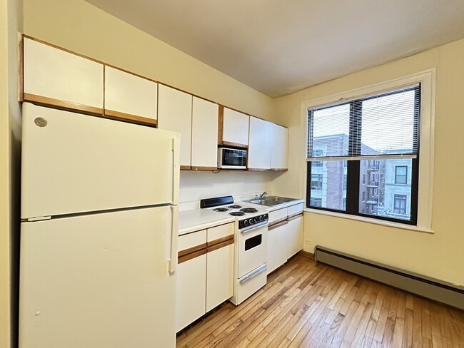 Building Photo - 640 W Barry Ave